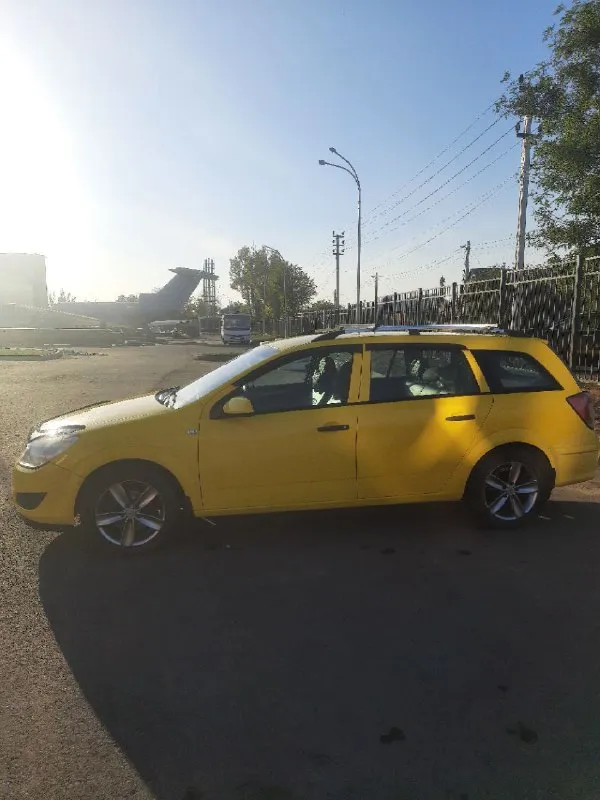 Продам отличный семейный автомобиль, opel astra h, 2007 год, объём 1.8, 140л. с. бензин. сервисная книга. не бита. владею три года. двигатель, коробка без нареканий, учёт 180 регион. собственник. комплектация-абс, esp, передние стеклоподъёмники, гур, задний парктроник, мультируль, кондиционер, кнопка спорт, центральный замок, бортовой компютер, круиз контроль, эл. регулировка зеркал. заменены антифриз, масло в и двигателе, все фильтра. стоит 4 поколения, обслуженно и работает. автомобиль без вложений, сел поехал. цена 620 тыс. рублей. торг у капота. автомобиль находится в мариуполе. +79497134315 📲 tg: @evgen281274 📞 звоните: +7(949)7134315 - фотография - 3