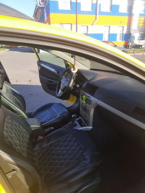 Продам отличный семейный автомобиль, opel astra h, 2007 год, объём 1.8, 140л. с. бензин. сервисная книга. не бита. владею три года. двигатель, коробка без нареканий, учёт 180 регион. собственник. комплектация-абс, esp, передние стеклоподъёмники, гур, задний парктроник, мультируль, кондиционер, кнопка спорт, центральный замок, бортовой компютер, круиз контроль, эл. регулировка зеркал. заменены антифриз, масло в и двигателе, все фильтра. стоит 4 поколения, обслуженно и работает. автомобиль без вложений, сел поехал. цена 620 тыс. рублей. торг у капота. автомобиль находится в мариуполе. +79497134315 📲 tg: @evgen281274 📞 звоните: +7(949)7134315 - фотография - 7