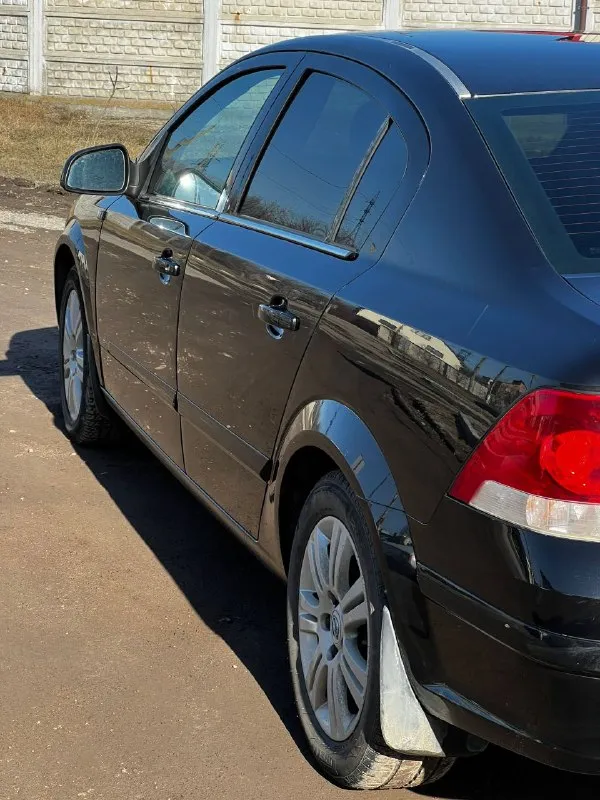 Всем здравствуйте opel astra год 2011 мотор 1.8 пробег 195.300 родной и подтверждённый. коробка механика работает безупречно авто в заводском окрасе без дефектов, что по кузову, что по тех части ! на полной комплектации датчик света и дождя круиз, климат контроль, подогрев сидений, подогрев зеркал и заднего стекла, комбинированный кожаный салон, 4 стеклоподъёмника. парктроники, мультируль. работает абсолютно все без каких-либо нареканий. авто без вложений сел и поехал, как говорится. я хозяин про машину знаю все и отвечу на все интересующие вопросы. цена 650.000 +79490454766 +79498069344 - фотография - 3