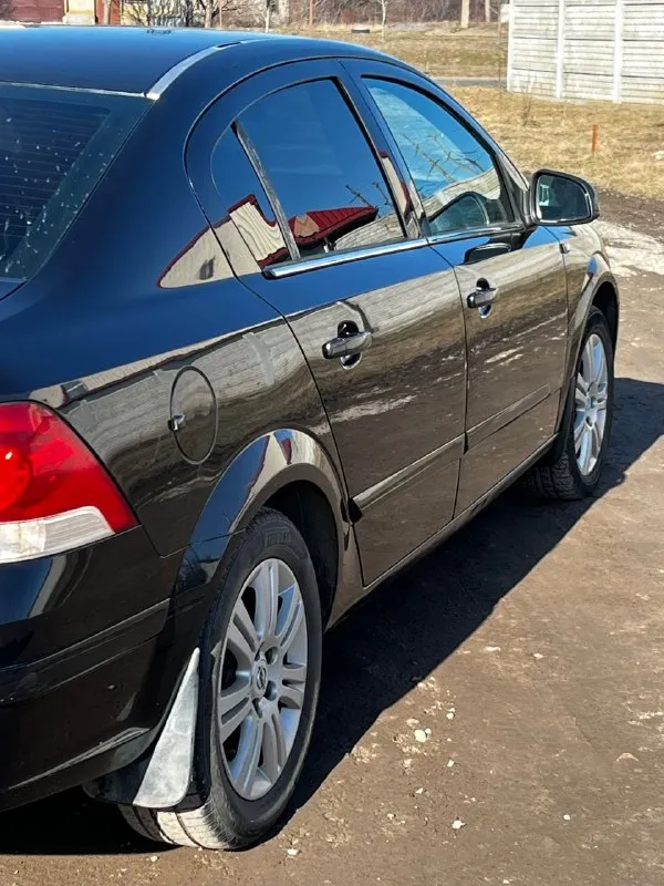 Всем здравствуйте opel astra год 2011 мотор 1.8 пробег 195.300 родной и подтверждённый. коробка механика работает безупречно авто в заводском окрасе без дефектов, что по кузову, что по тех части ! на полной комплектации датчик света и дождя круиз, климат контроль, подогрев сидений, подогрев зеркал и заднего стекла, комбинированный кожаный салон, 4 стеклоподъёмника. парктроники, мультируль. работает абсолютно все без каких-либо нареканий. авто без вложений сел и поехал, как говорится. я хозяин про машину знаю все и отвечу на все интересующие вопросы. цена 650.000 +79490454766 +79498069344 - фотография - 4