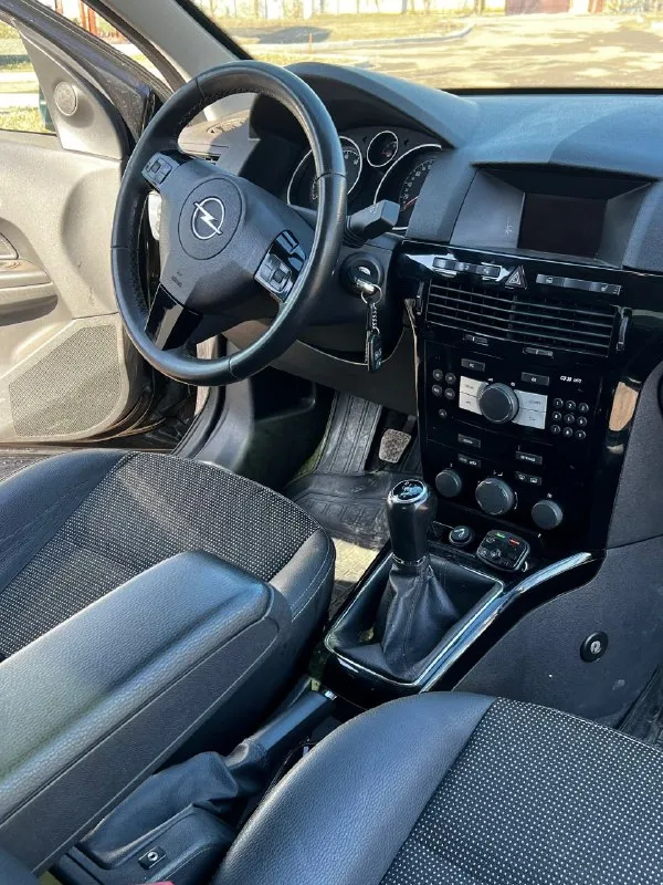 Всем здравствуйте opel astra год 2011 мотор 1.8 пробег 195.300 родной и подтверждённый. коробка механика работает безупречно авто в заводском окрасе без дефектов, что по кузову, что по тех части ! на полной комплектации датчик света и дождя круиз, климат контроль, подогрев сидений, подогрев зеркал и заднего стекла, комбинированный кожаный салон, 4 стеклоподъёмника. парктроники, мультируль. работает абсолютно все без каких-либо нареканий. авто без вложений сел и поехал, как говорится. я хозяин про машину знаю все и отвечу на все интересующие вопросы. цена 650.000 +79490454766 +79498069344 - фотография - 5