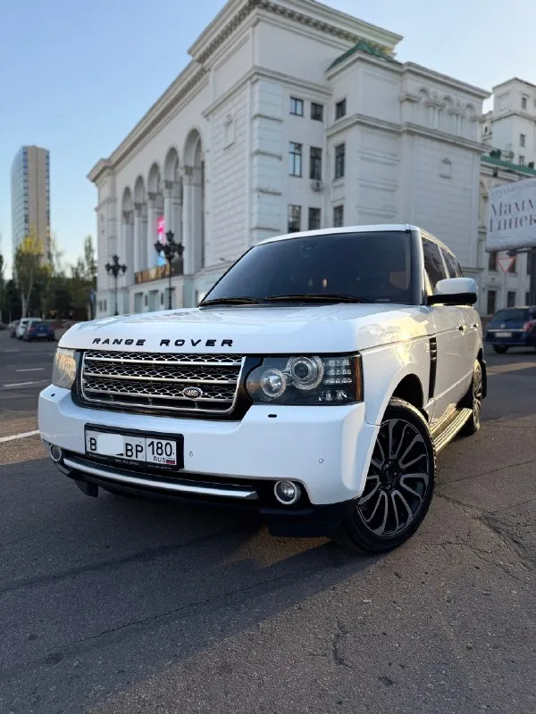 Продам land rover range rover vogue l322 2011 г. в (последний рест) 4,4 турбо - самый надежный мотор в линейке 262 тыс. км пробег владею с февраля 2024. состояние идеальное. вложений не требует абсолютно! -автотека зеленая! -весь в заводском окрасе! -был сделан капитальный ремонт мотора (только после обкатки) -турбины обслужены! -топливная система обслужена! -система охлаждения обслужена (новый радиатор, новая помпа) -пневма обслужена. поднимает/опускает идеально. -ходовая обслужена! расход 13-14л дизеля. на мне на учете 180 регион. новая летняя резина (пробег 2000км) на дисках r20 + зима michelin в идеальном состоянии! ренжа в таком состоянии найти очень сложно. возможен обмен 2,4🍋 +79493315501 (telegram) +79897051578 (watsapp) 📞 звоните: +7(949)3315501 - фотография - 1