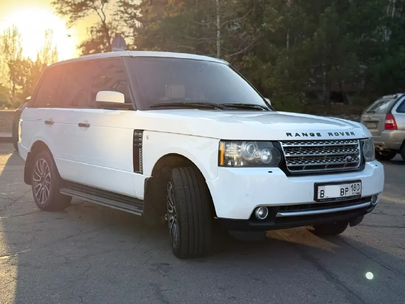 Продам land rover range rover vogue l322 2011 г. в (последний рест) 4,4 турбо - самый надежный мотор в линейке 262 тыс. км пробег владею с февраля 2024. состояние идеальное. вложений не требует абсолютно! -автотека зеленая! -весь в заводском окрасе! -был сделан капитальный ремонт мотора (только после обкатки) -турбины обслужены! -топливная система обслужена! -система охлаждения обслужена (новый радиатор, новая помпа) -пневма обслужена. поднимает/опускает идеально. -ходовая обслужена! расход 13-14л дизеля. на мне на учете 180 регион. новая летняя резина (пробег 2000км) на дисках r20 + зима michelin в идеальном состоянии! ренжа в таком состоянии найти очень сложно. возможен обмен 2,4🍋 +79493315501 (telegram) +79897051578 (watsapp) 📞 звоните: +7(949)3315501 - фотография - 2