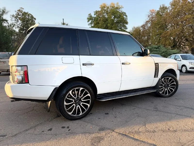 Продам land rover range rover vogue l322 2011 г. в (последний рест) 4,4 турбо - самый надежный мотор в линейке 262 тыс. км пробег владею с февраля 2024. состояние идеальное. вложений не требует абсолютно! -автотека зеленая! -весь в заводском окрасе! -был сделан капитальный ремонт мотора (только после обкатки) -турбины обслужены! -топливная система обслужена! -система охлаждения обслужена (новый радиатор, новая помпа) -пневма обслужена. поднимает/опускает идеально. -ходовая обслужена! расход 13-14л дизеля. на мне на учете 180 регион. новая летняя резина (пробег 2000км) на дисках r20 + зима michelin в идеальном состоянии! ренжа в таком состоянии найти очень сложно. возможен обмен 2,4🍋 +79493315501 (telegram) +79897051578 (watsapp) 📞 звоните: +7(949)3315501 - фотография - 3