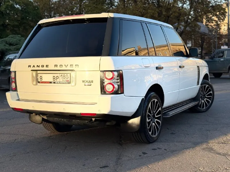 Продам land rover range rover vogue l322 2011 г. в (последний рест) 4,4 турбо - самый надежный мотор в линейке 262 тыс. км пробег владею с февраля 2024. состояние идеальное. вложений не требует абсолютно! -автотека зеленая! -весь в заводском окрасе! -был сделан капитальный ремонт мотора (только после обкатки) -турбины обслужены! -топливная система обслужена! -система охлаждения обслужена (новый радиатор, новая помпа) -пневма обслужена. поднимает/опускает идеально. -ходовая обслужена! расход 13-14л дизеля. на мне на учете 180 регион. новая летняя резина (пробег 2000км) на дисках r20 + зима michelin в идеальном состоянии! ренжа в таком состоянии найти очень сложно. возможен обмен 2,4🍋 +79493315501 (telegram) +79897051578 (watsapp) 📞 звоните: +7(949)3315501 - фотография - 4