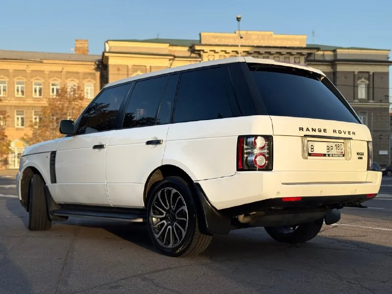 Продам land rover range rover vogue l322 2011 г. в (последний рест) 4,4 турбо - самый надежный мотор в линейке 262 тыс. км пробег владею с февраля 2024. состояние идеальное. вложений не требует абсолютно! -автотека зеленая! -весь в заводском окрасе! -был сделан капитальный ремонт мотора (только после обкатки) -турбины обслужены! -топливная система обслужена! -система охлаждения обслужена (новый радиатор, новая помпа) -пневма обслужена. поднимает/опускает идеально. -ходовая обслужена! расход 13-14л дизеля. на мне на учете 180 регион. новая летняя резина (пробег 2000км) на дисках r20 + зима michelin в идеальном состоянии! ренжа в таком состоянии найти очень сложно. возможен обмен 2,4🍋 +79493315501 (telegram) +79897051578 (watsapp) 📞 звоните: +7(949)3315501 - фотография - 5