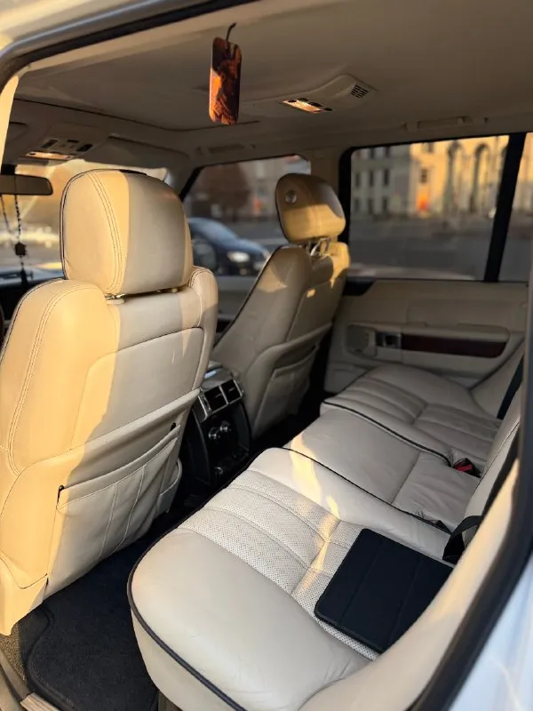 Продам land rover range rover vogue l322 2011 г. в (последний рест) 4,4 турбо - самый надежный мотор в линейке 262 тыс. км пробег владею с февраля 2024. состояние идеальное. вложений не требует абсолютно! -автотека зеленая! -весь в заводском окрасе! -был сделан капитальный ремонт мотора (только после обкатки) -турбины обслужены! -топливная система обслужена! -система охлаждения обслужена (новый радиатор, новая помпа) -пневма обслужена. поднимает/опускает идеально. -ходовая обслужена! расход 13-14л дизеля. на мне на учете 180 регион. новая летняя резина (пробег 2000км) на дисках r20 + зима michelin в идеальном состоянии! ренжа в таком состоянии найти очень сложно. возможен обмен 2,4🍋 +79493315501 (telegram) +79897051578 (watsapp) 📞 звоните: +7(949)3315501 - фотография - 6