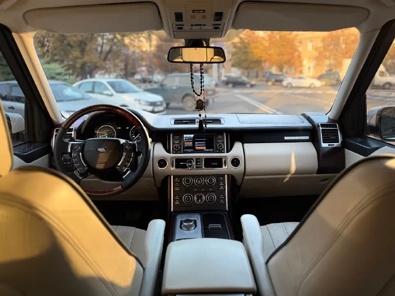 Продам land rover range rover vogue l322 2011 г. в (последний рест) 4,4 турбо - самый надежный мотор в линейке 262 тыс. км пробег владею с февраля 2024. состояние идеальное. вложений не требует абсолютно! -автотека зеленая! -весь в заводском окрасе! -был сделан капитальный ремонт мотора (только после обкатки) -турбины обслужены! -топливная система обслужена! -система охлаждения обслужена (новый радиатор, новая помпа) -пневма обслужена. поднимает/опускает идеально. -ходовая обслужена! расход 13-14л дизеля. на мне на учете 180 регион. новая летняя резина (пробег 2000км) на дисках r20 + зима michelin в идеальном состоянии! ренжа в таком состоянии найти очень сложно. возможен обмен 2,4🍋 +79493315501 (telegram) +79897051578 (watsapp) 📞 звоните: +7(949)3315501 - фотография - 7