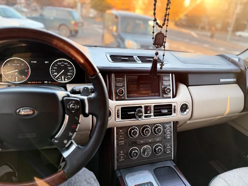 Продам land rover range rover vogue l322 2011 г. в (последний рест) 4,4 турбо - самый надежный мотор в линейке 262 тыс. км пробег владею с февраля 2024. состояние идеальное. вложений не требует абсолютно! -автотека зеленая! -весь в заводском окрасе! -был сделан капитальный ремонт мотора (только после обкатки) -турбины обслужены! -топливная система обслужена! -система охлаждения обслужена (новый радиатор, новая помпа) -пневма обслужена. поднимает/опускает идеально. -ходовая обслужена! расход 13-14л дизеля. на мне на учете 180 регион. новая летняя резина (пробег 2000км) на дисках r20 + зима michelin в идеальном состоянии! ренжа в таком состоянии найти очень сложно. возможен обмен 2,4🍋 +79493315501 (telegram) +79897051578 (watsapp) 📞 звоните: +7(949)3315501 - фотография - 8