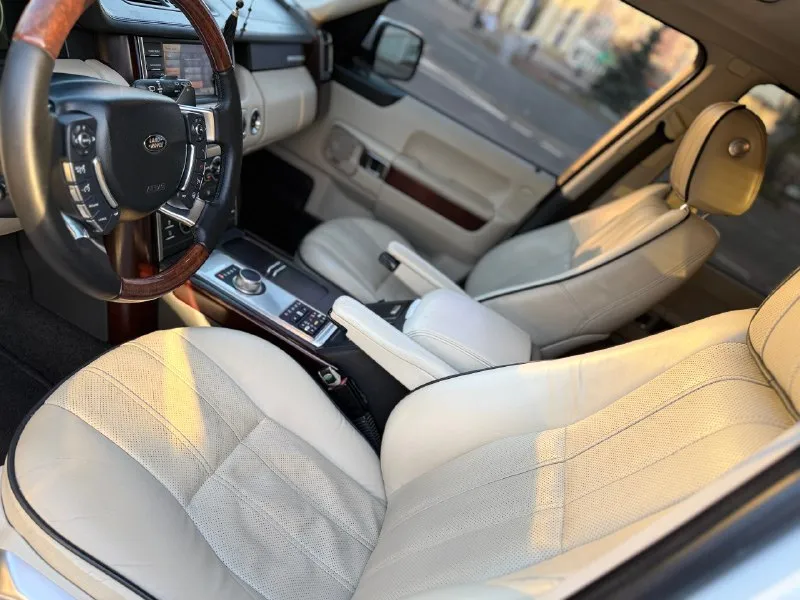 Продам land rover range rover vogue l322 2011 г. в (последний рест) 4,4 турбо - самый надежный мотор в линейке 262 тыс. км пробег владею с февраля 2024. состояние идеальное. вложений не требует абсолютно! -автотека зеленая! -весь в заводском окрасе! -был сделан капитальный ремонт мотора (только после обкатки) -турбины обслужены! -топливная система обслужена! -система охлаждения обслужена (новый радиатор, новая помпа) -пневма обслужена. поднимает/опускает идеально. -ходовая обслужена! расход 13-14л дизеля. на мне на учете 180 регион. новая летняя резина (пробег 2000км) на дисках r20 + зима michelin в идеальном состоянии! ренжа в таком состоянии найти очень сложно. возможен обмен 2,4🍋 +79493315501 (telegram) +79897051578 (watsapp) 📞 звоните: +7(949)3315501 - фотография - 9