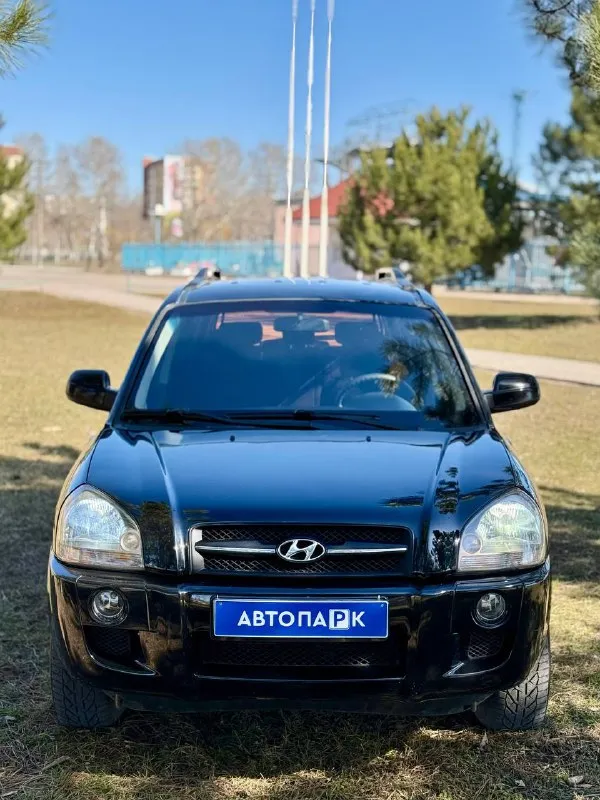 ◼️ hyundai tucson 💰цена: 900 000р 🏢город: мариуполь 📅год выпуска: 2006 🧾пробег: 180 526км. ⚙️двигатель: 2.0 ⛽топливо: бензин/газ ⚙️кпп: автомат 📞 телефон: +7-949-727-41-51 +7-949-551-91-52 +7-989-263-55-56 💾 описание: ✅ отличное состояние ✅ полный привод 4х4 ⛽️ гбо евро-4 ➕ два комплекта резины зима/лето на дисках надёжный двигатель 2.0 едет хорошо, акпп отлично. ходовая без посторонних звуков, мягкая. велюровый салон как новый, гур, полный электропакет, abs, центральный замок, сигнализация, подогрев сидений, кожаный руль, подогрев лобового, климат-контроль холодит шикарно. улица шевченко 2️⃣6️⃣9️⃣ ➕автомобиль с пройденным техническим осмотром и готов к переоформлению. 🏦 возможна продажа в кредит по двум документам. - фотография - 2