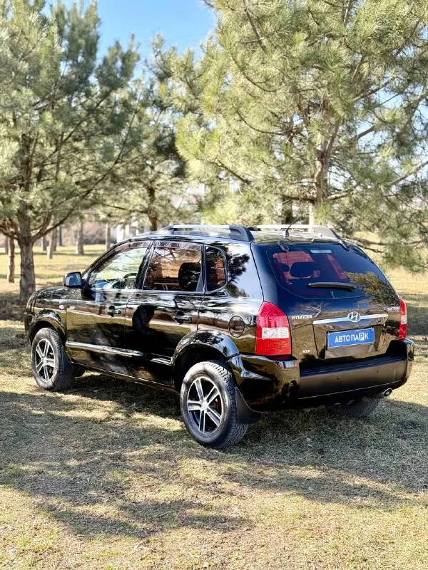 ◼️ hyundai tucson 💰цена: 900 000р 🏢город: мариуполь 📅год выпуска: 2006 🧾пробег: 180 526км. ⚙️двигатель: 2.0 ⛽топливо: бензин/газ ⚙️кпп: автомат 📞 телефон: +7-949-727-41-51 +7-949-551-91-52 +7-989-263-55-56 💾 описание: ✅ отличное состояние ✅ полный привод 4х4 ⛽️ гбо евро-4 ➕ два комплекта резины зима/лето на дисках надёжный двигатель 2.0 едет хорошо, акпп отлично. ходовая без посторонних звуков, мягкая. велюровый салон как новый, гур, полный электропакет, abs, центральный замок, сигнализация, подогрев сидений, кожаный руль, подогрев лобового, климат-контроль холодит шикарно. улица шевченко 2️⃣6️⃣9️⃣ ➕автомобиль с пройденным техническим осмотром и готов к переоформлению. 🏦 возможна продажа в кредит по двум документам. - фотография - 4