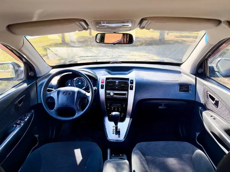 ◼️ hyundai tucson 💰цена: 900 000р 🏢город: мариуполь 📅год выпуска: 2006 🧾пробег: 180 526км. ⚙️двигатель: 2.0 ⛽топливо: бензин/газ ⚙️кпп: автомат 📞 телефон: +7-949-727-41-51 +7-949-551-91-52 +7-989-263-55-56 💾 описание: ✅ отличное состояние ✅ полный привод 4х4 ⛽️ гбо евро-4 ➕ два комплекта резины зима/лето на дисках надёжный двигатель 2.0 едет хорошо, акпп отлично. ходовая без посторонних звуков, мягкая. велюровый салон как новый, гур, полный электропакет, abs, центральный замок, сигнализация, подогрев сидений, кожаный руль, подогрев лобового, климат-контроль холодит шикарно. улица шевченко 2️⃣6️⃣9️⃣ ➕автомобиль с пройденным техническим осмотром и готов к переоформлению. 🏦 возможна продажа в кредит по двум документам. - фотография - 8