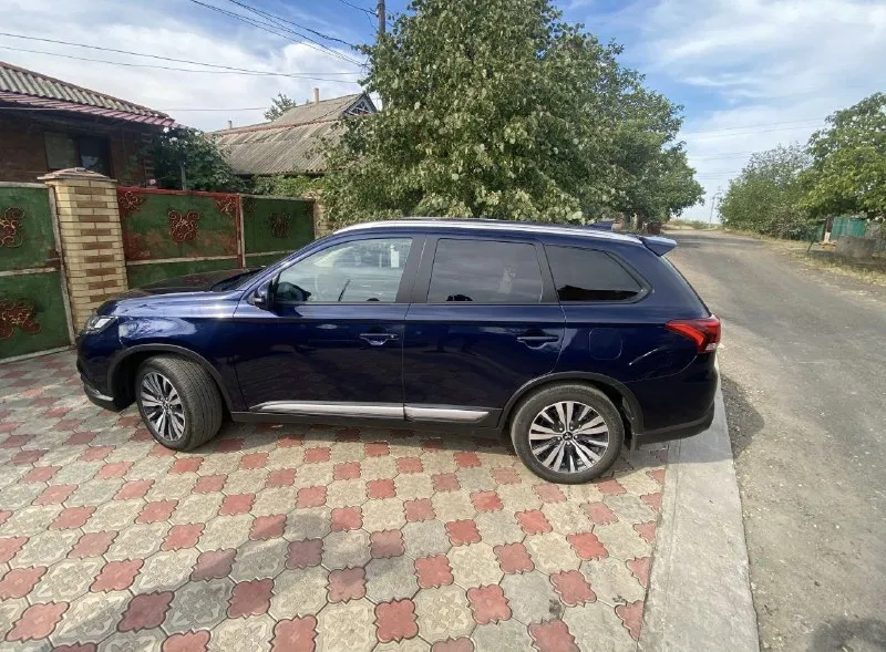 Mitsubishi outlander iii 2021 рестайлинг 2.4 акпп awd 167 л. с. пробег 40 тыс. км 🔥машина дилерская, я единственный собственник. без дтп, окрасов, скрытых и явных дефектов состояние идеальное кожаный салон и руль, рейлинги на крыше, электропакет, мультируль, климат-контроль, мультимедиа с цветным дисплеем, запуск двигателя с кнопки, подогрев сидений и многое другое. 🔥машина в состоянии новой. все ответы только по телефону шахтёрск 2.65 млн, торг +79493726094 - фотография - 3