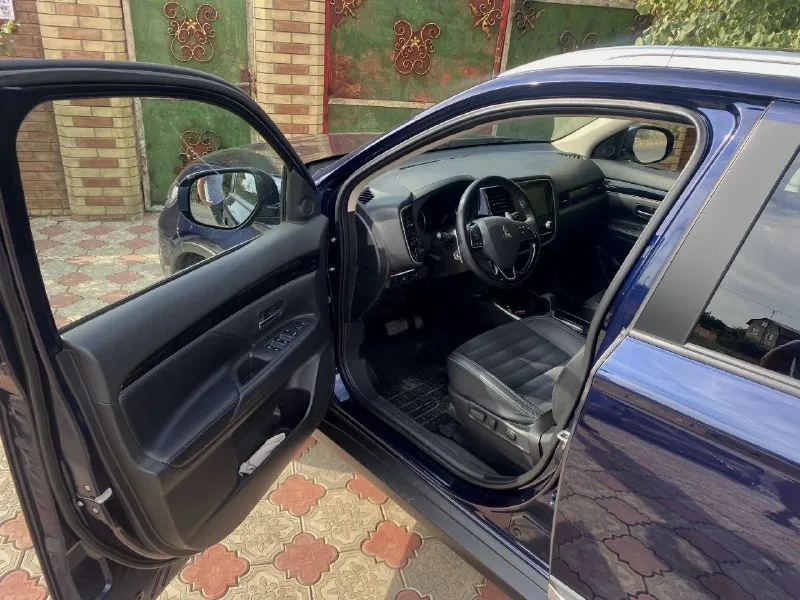 Mitsubishi outlander iii 2021 рестайлинг 2.4 акпп awd 167 л. с. пробег 40 тыс. км 🔥машина дилерская, я единственный собственник. без дтп, окрасов, скрытых и явных дефектов состояние идеальное кожаный салон и руль, рейлинги на крыше, электропакет, мультируль, климат-контроль, мультимедиа с цветным дисплеем, запуск двигателя с кнопки, подогрев сидений и многое другое. 🔥машина в состоянии новой. все ответы только по телефону шахтёрск 2.65 млн, торг +79493726094 - фотография - 5