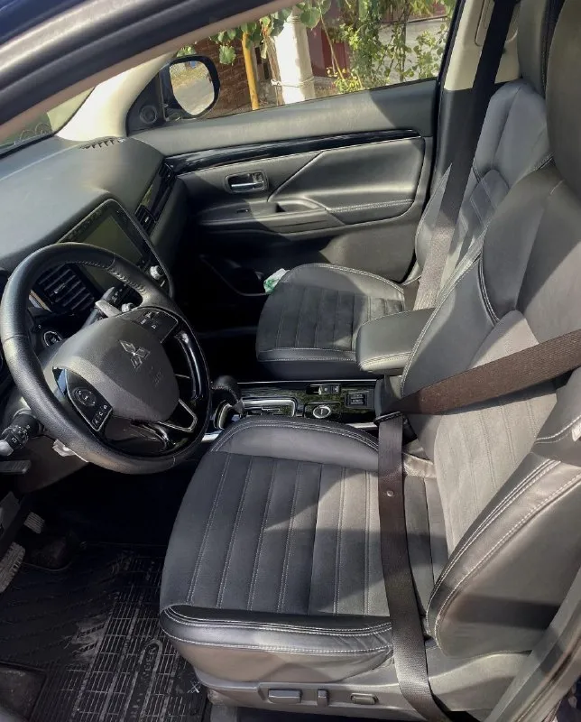 Mitsubishi outlander iii 2021 рестайлинг 2.4 акпп awd 167 л. с. пробег 40 тыс. км 🔥машина дилерская, я единственный собственник. без дтп, окрасов, скрытых и явных дефектов состояние идеальное кожаный салон и руль, рейлинги на крыше, электропакет, мультируль, климат-контроль, мультимедиа с цветным дисплеем, запуск двигателя с кнопки, подогрев сидений и многое другое. 🔥машина в состоянии новой. все ответы только по телефону шахтёрск 2.65 млн, торг +79493726094 - фотография - 6