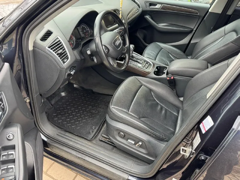 Audi q5 2015 2.0 tfsi автомат 8ст. 175.000 км пробег 1.850 руб луганск +79595700925 возможен обмен, продажа в кредит автомобиль в отличном состоянии, полностью обслужен и не требует вложений, новая турбина на гарантии, масло, фильтра поменяны в двигателе и кпп, новые тормозные диски/колодки. по кузову без изъянов без ваговских болячек, крашено 2 детали вторичка без шпаклевки. на красивых оригинальных 20х дисках (2 комплекта резины) 2 оригинальных ключа. хорошая комплектация: кожаный салон эл привод сидений/ эл. привод багажника, старт/стоп, автохолд, эл. ручник, датчик света/дождя 📞 звоните: +7(959)5700925 - фотография - 7