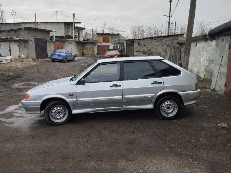 Продам продам ваз 2114 2004г. (чепырка). состояние нормальное сел поехал. машина не труха. мотор тянет бодро, коробка не выбивает не хрустит все четко. много чего зделано и меняно. все что должно работать все работает. есть моменты по лкп не критично машина не новая. машина обслужена новый антифриз, датчики, помпа, ролик грм ремень, масло. новый лобовик!тормоза+вакумник. короче долго перечислять. ручник работает. резина хорошая зима шипованая. на лето скину. передние электро подъёмники. не плохая музыка+саб. магнитола норм. хочу 230₽ реальному покупателю торг. я не хозяин связь есть. стс, птс, дкп. без штрафов, запретов, арестов и т. д и т. п. местоположение город харцызск цена 230.000 тыс. руб+торг остальные вопросы по телефону либо же по телеграмму связь телеграмм @kamazist53229 сотовый +79494906447 📞 звоните: +7(949)4906447 - фотография - 2