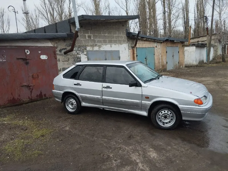 Продам продам ваз 2114 2004г. (чепырка). состояние нормальное сел поехал. машина не труха. мотор тянет бодро, коробка не выбивает не хрустит все четко. много чего зделано и меняно. все что должно работать все работает. есть моменты по лкп не критично машина не новая. машина обслужена новый антифриз, датчики, помпа, ролик грм ремень, масло. новый лобовик!тормоза+вакумник. короче долго перечислять. ручник работает. резина хорошая зима шипованая. на лето скину. передние электро подъёмники. не плохая музыка+саб. магнитола норм. хочу 230₽ реальному покупателю торг. я не хозяин связь есть. стс, птс, дкп. без штрафов, запретов, арестов и т. д и т. п. местоположение город харцызск цена 230.000 тыс. руб+торг остальные вопросы по телефону либо же по телеграмму связь телеграмм @kamazist53229 сотовый +79494906447 📞 звоните: +7(949)4906447 - фотография - 3