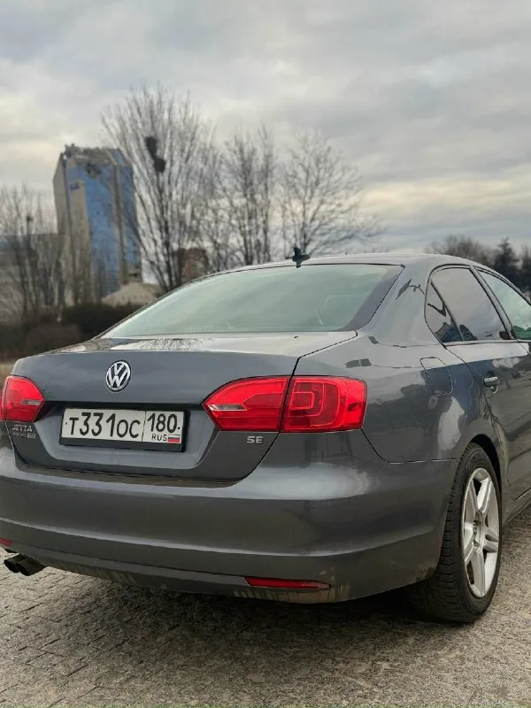 Продам volkswagen jetta 2013 мотор 1.8 тубро, работает хорошо, без нареканий, едет отлично. коробка автомат 6ст. aisin 09g, работает также отлично. пробег родной 174.000 мили. салон кожа в очень ухоженном состоянии. по функционалу все работает. приехала в днр в 2021. переоформление без проблем. по кузову есть недочеты в виде сколов по капоту, бамперу. 1.250.000₽ торг +79494032658 📞 звоните: +7(949)4032658 - фотография - 2