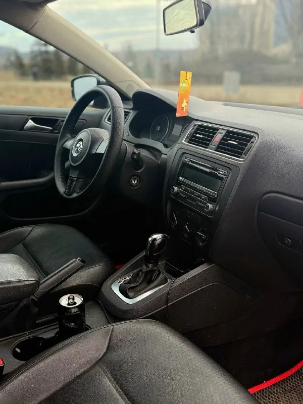 Продам volkswagen jetta 2013 мотор 1.8 тубро, работает хорошо, без нареканий, едет отлично. коробка автомат 6ст. aisin 09g, работает также отлично. пробег родной 174.000 мили. салон кожа в очень ухоженном состоянии. по функционалу все работает. приехала в днр в 2021. переоформление без проблем. по кузову есть недочеты в виде сколов по капоту, бамперу. 1.250.000₽ торг +79494032658 📞 звоните: +7(949)4032658 - фотография - 3