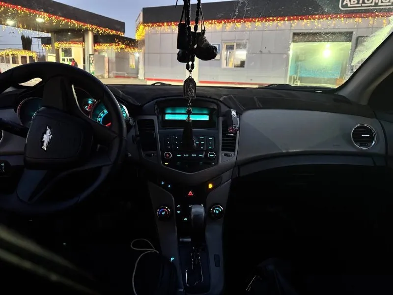 Продам chevrolet cruze 🔥🔥🔥🔥( chevrolet круз)2012год. личное авто двигатель 1.6 бензин, без фазиков и теплообменика. коробка автомат. двигатель работает отлично, расхода масла нет. оригинальный пробег 160 тысяч. ходовая без единого звука. комплектация:2 эсп, подогрев сидений, кондиционер, электро зеркала с подогревом, abs, esp, подушки безопасностижидкости все заменены. машина без вложений. с документами полный порядок. остальные вопросы по телефону. 💸цена :865тысяч рублей. +79493657584 📞 звоните: +7(949)3657584 - фотография - 3