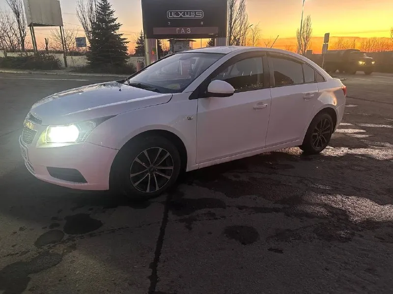 Продам chevrolet cruze 🔥🔥🔥🔥( chevrolet круз)2012год. личное авто двигатель 1.6 бензин, без фазиков и теплообменика. коробка автомат. двигатель работает отлично, расхода масла нет. оригинальный пробег 160 тысяч. ходовая без единого звука. комплектация:2 эсп, подогрев сидений, кондиционер, электро зеркала с подогревом, abs, esp, подушки безопасностижидкости все заменены. машина без вложений. с документами полный порядок. остальные вопросы по телефону. 💸цена :865тысяч рублей. +79493657584 📞 звоните: +7(949)3657584 - фотография - 4