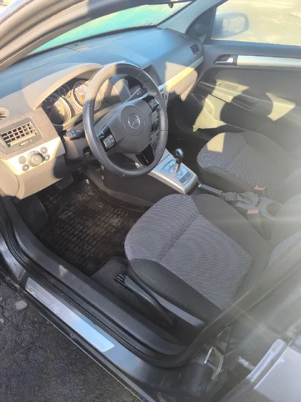 Продам опель астра h 2008 год, мотор 1.6 коробка автомат. пробег 86 тысяч километров (оригинальный 100 процентов). кузов весь в заводском окрасе включая бампера, все стекла родные. машина в идеальном состоянии местная эксплуатация. с ухоженным салоном и идеальной работой двигателя. идеальное состояние дна. цена 800 тысяч рублей. город макеевка +79493277577 - фотография - 10