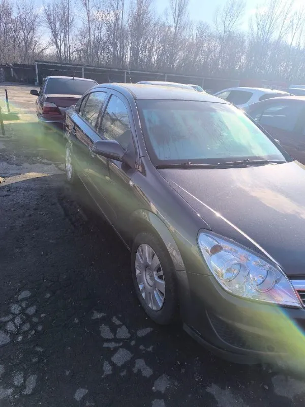 Продам опель астра h 2008 год, мотор 1.6 коробка автомат. пробег 86 тысяч километров (оригинальный 100 процентов). кузов весь в заводском окрасе включая бампера, все стекла родные. машина в идеальном состоянии местная эксплуатация. с ухоженным салоном и идеальной работой двигателя. идеальное состояние дна. цена 800 тысяч рублей. город макеевка +79493277577 - фотография - 2