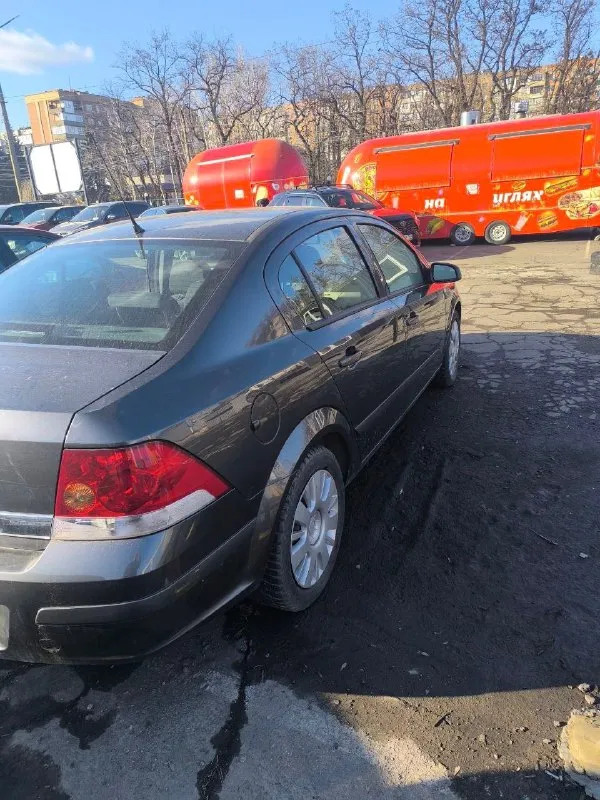 Продам опель астра h 2008 год, мотор 1.6 коробка автомат. пробег 86 тысяч километров (оригинальный 100 процентов). кузов весь в заводском окрасе включая бампера, все стекла родные. машина в идеальном состоянии местная эксплуатация. с ухоженным салоном и идеальной работой двигателя. идеальное состояние дна. цена 800 тысяч рублей. город макеевка +79493277577 - фотография - 4