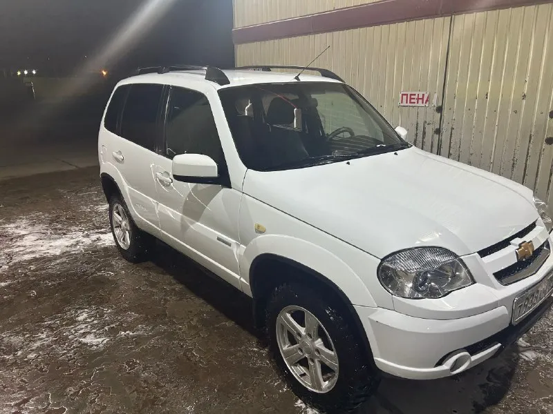 Нива chevrolet 2013 года выпуска. машина в отличном техническом состоянии! мосты коробка раздатка работают без каких либо нареканий! ничего нигде не течет не сопливит! вся в заводской краске, в дтп не была, стекла все родные! по документам полный порядок, я хозяин, установлен газ вписан, тех осмотр есть! за машину не стыдно! любые проверки за ваш счет! на смотрины не езжу! все вопросы по телефону +79591770944! луганск. цена 750 тысяч рублей, торг возле капота. всем добра! 📞 звоните: +7(959)1770944 - фотография - 2