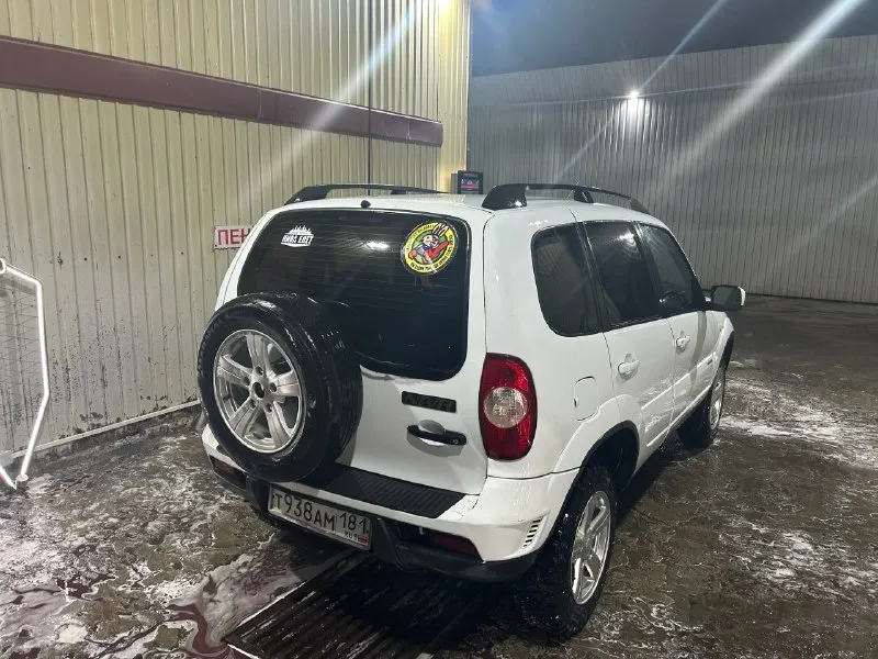 Нива chevrolet 2013 года выпуска. машина в отличном техническом состоянии! мосты коробка раздатка работают без каких либо нареканий! ничего нигде не течет не сопливит! вся в заводской краске, в дтп не была, стекла все родные! по документам полный порядок, я хозяин, установлен газ вписан, тех осмотр есть! за машину не стыдно! любые проверки за ваш счет! на смотрины не езжу! все вопросы по телефону +79591770944! луганск. цена 750 тысяч рублей, торг возле капота. всем добра! 📞 звоните: +7(959)1770944 - фотография - 3