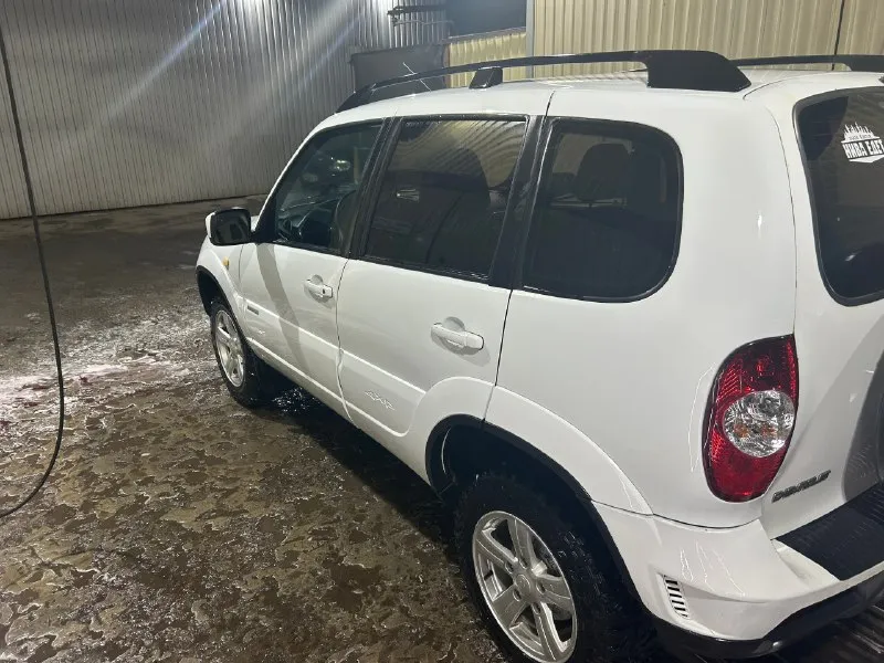 Нива chevrolet 2013 года выпуска. машина в отличном техническом состоянии! мосты коробка раздатка работают без каких либо нареканий! ничего нигде не течет не сопливит! вся в заводской краске, в дтп не была, стекла все родные! по документам полный порядок, я хозяин, установлен газ вписан, тех осмотр есть! за машину не стыдно! любые проверки за ваш счет! на смотрины не езжу! все вопросы по телефону +79591770944! луганск. цена 750 тысяч рублей, торг возле капота. всем добра! 📞 звоните: +7(959)1770944 - фотография - 4