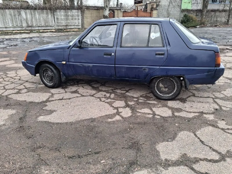 Продам заз 110308, 2004 года, на ходу, состоянии кузова видно на фото, двигатель работает нормально не троит и не дымит, кпп не выбивает, свет и повороты работают, зимняя резина, по ходовой части всё нормально, стоит на 180 учёте 5 лет, цена 80 тысяч рублей, из минусов не много прогорел глушитель, смотреть в донецке кировский район, остальные вопросы по телефону! +79494692948 📲 tg: 111 📞 звоните: +7(949)4692948 - фотография - 3