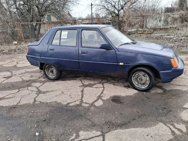 Продам заз 110308, 2004 года, на ходу, состоянии кузова видно на фото, двигатель работает нормально не троит и не дымит, кпп не выбивает, свет и повороты работают, зимняя резина, по ходовой части всё нормально, стоит на 180 учёте 5 лет, цена 80 тысяч рублей, из минусов не много прогорел глушитель, смотреть в донецке кировский район, остальные вопросы по телефону! +79494692948 📲 tg: 111 📞 звоните: +7(949)4692948 - фотография - 4