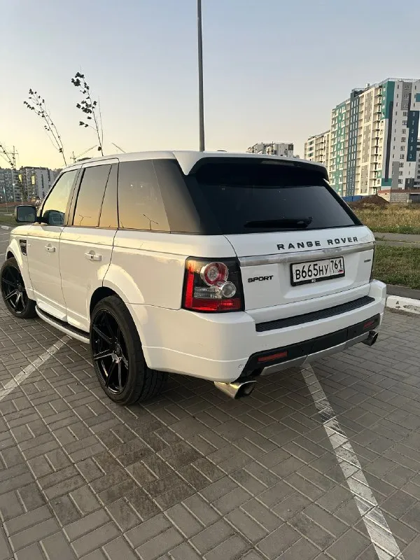 Цена : 2.100 000 ₽ ( торг ) марка/модель : range rover sport год : 2012 пробег : 245к двигатель : 5л тип кпп : автомат звоните : 89897106809 тг : 89897106809 машина в отличном состоянии. ничего не гремит, не стучит, не дымит. без задиров, в середине декабря был полностью переуплотнен мотор, заменен шкив нагнеталя, заменена крышка клапанов на оригинальную. расход масла 0,5л на 5.000 км. компрессор дует, ошибок нет. едет как паровоз. коробка после полного кап. ремонта ( начала пинать 3,5 скорость, решили сразу сделать полную капиталку ). пневма в исправном состоянии, полностью обслужена 15.000 тыс км назад, не спускает, не травит, все режимы работают идеально. 3.000 тыс км назад произведен полный капитальный ремонт рулевой рейки. перебраны все задние суппорта. тормозные диски без выработки, электроручник работает исправно. 3.000 тыс км назад была заменена опора двигателя. замена всех масел и жидкостей менялась 10.000 тыс км назад. замена масла строго 📞 звоните: +7(989)7106809 - фотография - 1