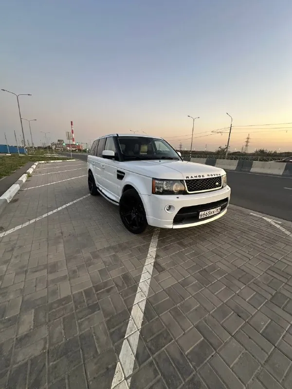 Цена : 2.100 000 ₽ ( торг ) марка/модель : range rover sport год : 2012 пробег : 245к двигатель : 5л тип кпп : автомат звоните : 89897106809 тг : 89897106809 машина в отличном состоянии. ничего не гремит, не стучит, не дымит. без задиров, в середине декабря был полностью переуплотнен мотор, заменен шкив нагнеталя, заменена крышка клапанов на оригинальную. расход масла 0,5л на 5.000 км. компрессор дует, ошибок нет. едет как паровоз. коробка после полного кап. ремонта ( начала пинать 3,5 скорость, решили сразу сделать полную капиталку ). пневма в исправном состоянии, полностью обслужена 15.000 тыс км назад, не спускает, не травит, все режимы работают идеально. 3.000 тыс км назад произведен полный капитальный ремонт рулевой рейки. перебраны все задние суппорта. тормозные диски без выработки, электроручник работает исправно. 3.000 тыс км назад была заменена опора двигателя. замена всех масел и жидкостей менялась 10.000 тыс км назад. замена масла строго 📞 звоните: +7(989)7106809 - фотография - 2