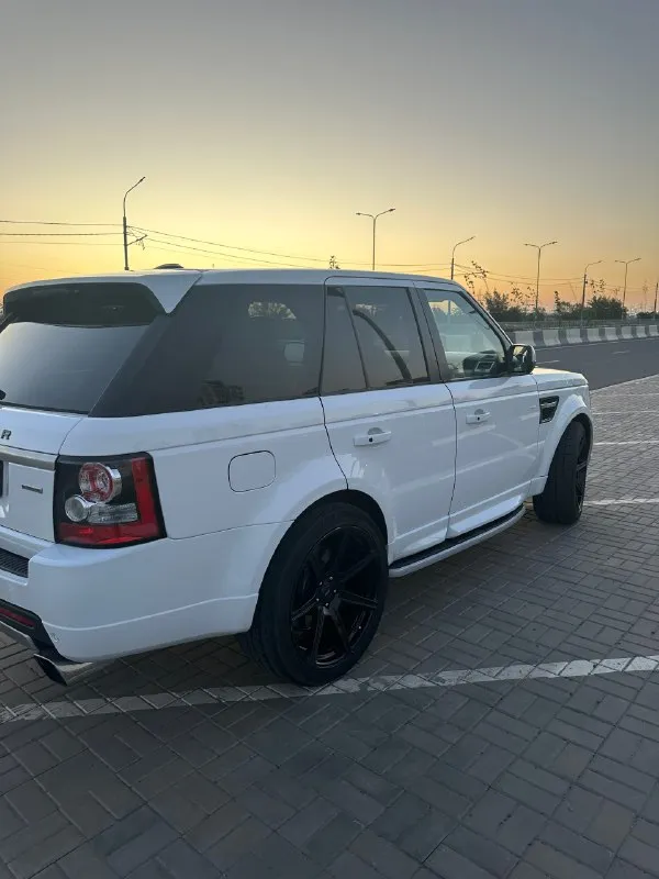 Цена : 2.100 000 ₽ ( торг ) марка/модель : range rover sport год : 2012 пробег : 245к двигатель : 5л тип кпп : автомат звоните : 89897106809 тг : 89897106809 машина в отличном состоянии. ничего не гремит, не стучит, не дымит. без задиров, в середине декабря был полностью переуплотнен мотор, заменен шкив нагнеталя, заменена крышка клапанов на оригинальную. расход масла 0,5л на 5.000 км. компрессор дует, ошибок нет. едет как паровоз. коробка после полного кап. ремонта ( начала пинать 3,5 скорость, решили сразу сделать полную капиталку ). пневма в исправном состоянии, полностью обслужена 15.000 тыс км назад, не спускает, не травит, все режимы работают идеально. 3.000 тыс км назад произведен полный капитальный ремонт рулевой рейки. перебраны все задние суппорта. тормозные диски без выработки, электроручник работает исправно. 3.000 тыс км назад была заменена опора двигателя. замена всех масел и жидкостей менялась 10.000 тыс км назад. замена масла строго 📞 звоните: +7(989)7106809 - фотография - 5