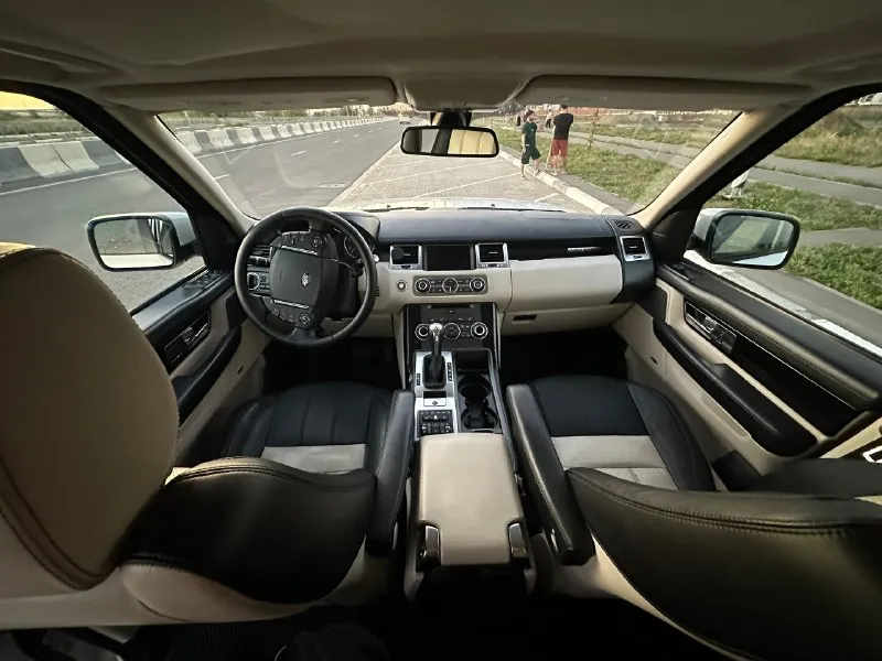 Цена : 2.100 000 ₽ ( торг ) марка/модель : range rover sport год : 2012 пробег : 245к двигатель : 5л тип кпп : автомат звоните : 89897106809 тг : 89897106809 машина в отличном состоянии. ничего не гремит, не стучит, не дымит. без задиров, в середине декабря был полностью переуплотнен мотор, заменен шкив нагнеталя, заменена крышка клапанов на оригинальную. расход масла 0,5л на 5.000 км. компрессор дует, ошибок нет. едет как паровоз. коробка после полного кап. ремонта ( начала пинать 3,5 скорость, решили сразу сделать полную капиталку ). пневма в исправном состоянии, полностью обслужена 15.000 тыс км назад, не спускает, не травит, все режимы работают идеально. 3.000 тыс км назад произведен полный капитальный ремонт рулевой рейки. перебраны все задние суппорта. тормозные диски без выработки, электроручник работает исправно. 3.000 тыс км назад была заменена опора двигателя. замена всех масел и жидкостей менялась 10.000 тыс км назад. замена масла строго 📞 звоните: +7(989)7106809 - фотография - 6