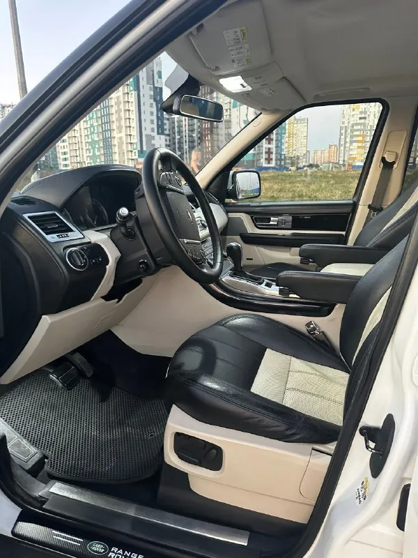 Цена : 2.100 000 ₽ ( торг ) марка/модель : range rover sport год : 2012 пробег : 245к двигатель : 5л тип кпп : автомат звоните : 89897106809 тг : 89897106809 машина в отличном состоянии. ничего не гремит, не стучит, не дымит. без задиров, в середине декабря был полностью переуплотнен мотор, заменен шкив нагнеталя, заменена крышка клапанов на оригинальную. расход масла 0,5л на 5.000 км. компрессор дует, ошибок нет. едет как паровоз. коробка после полного кап. ремонта ( начала пинать 3,5 скорость, решили сразу сделать полную капиталку ). пневма в исправном состоянии, полностью обслужена 15.000 тыс км назад, не спускает, не травит, все режимы работают идеально. 3.000 тыс км назад произведен полный капитальный ремонт рулевой рейки. перебраны все задние суппорта. тормозные диски без выработки, электроручник работает исправно. 3.000 тыс км назад была заменена опора двигателя. замена всех масел и жидкостей менялась 10.000 тыс км назад. замена масла строго 📞 звоните: +7(989)7106809 - фотография - 7