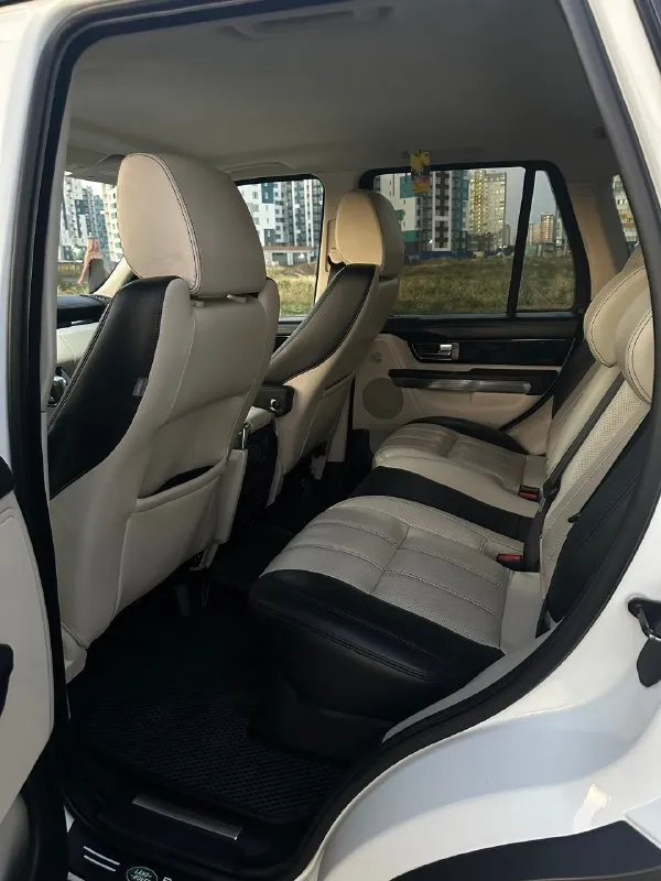 Цена : 2.100 000 ₽ ( торг ) марка/модель : range rover sport год : 2012 пробег : 245к двигатель : 5л тип кпп : автомат звоните : 89897106809 тг : 89897106809 машина в отличном состоянии. ничего не гремит, не стучит, не дымит. без задиров, в середине декабря был полностью переуплотнен мотор, заменен шкив нагнеталя, заменена крышка клапанов на оригинальную. расход масла 0,5л на 5.000 км. компрессор дует, ошибок нет. едет как паровоз. коробка после полного кап. ремонта ( начала пинать 3,5 скорость, решили сразу сделать полную капиталку ). пневма в исправном состоянии, полностью обслужена 15.000 тыс км назад, не спускает, не травит, все режимы работают идеально. 3.000 тыс км назад произведен полный капитальный ремонт рулевой рейки. перебраны все задние суппорта. тормозные диски без выработки, электроручник работает исправно. 3.000 тыс км назад была заменена опора двигателя. замена всех масел и жидкостей менялась 10.000 тыс км назад. замена масла строго 📞 звоните: +7(989)7106809 - фотография - 8