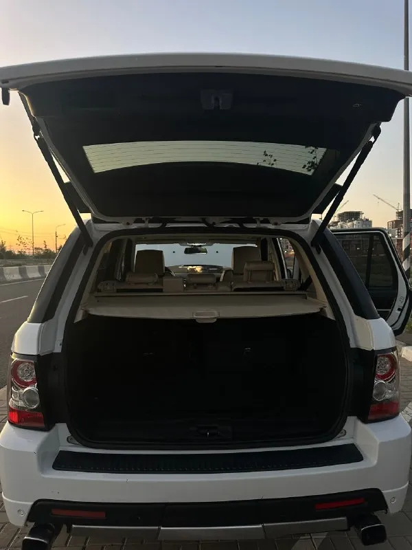 Цена : 2.100 000 ₽ ( торг ) марка/модель : range rover sport год : 2012 пробег : 245к двигатель : 5л тип кпп : автомат звоните : 89897106809 тг : 89897106809 машина в отличном состоянии. ничего не гремит, не стучит, не дымит. без задиров, в середине декабря был полностью переуплотнен мотор, заменен шкив нагнеталя, заменена крышка клапанов на оригинальную. расход масла 0,5л на 5.000 км. компрессор дует, ошибок нет. едет как паровоз. коробка после полного кап. ремонта ( начала пинать 3,5 скорость, решили сразу сделать полную капиталку ). пневма в исправном состоянии, полностью обслужена 15.000 тыс км назад, не спускает, не травит, все режимы работают идеально. 3.000 тыс км назад произведен полный капитальный ремонт рулевой рейки. перебраны все задние суппорта. тормозные диски без выработки, электроручник работает исправно. 3.000 тыс км назад была заменена опора двигателя. замена всех масел и жидкостей менялась 10.000 тыс км назад. замена масла строго 📞 звоните: +7(989)7106809 - фотография - 9