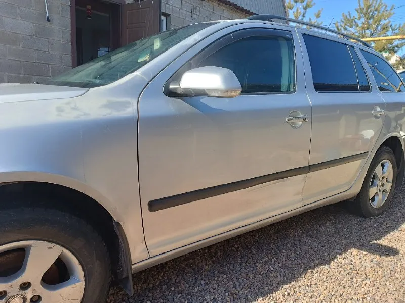Продам skoda octavia универсал 2007 г. пробег 228106 км, объем 1.6 механика. авто в достойном состоянии, есть недостатки по лакокрасочному покрытию, ошибка эл. руля. по документам вся чистая, с переоформлением на вас. машина в донецке, кировский район. стеклоподъёмники, кондиционер, датчик дождя, бортовой компьютер, подогрев сидений и многое другое. цена 530000 р. торг. по всем вопросам обращаться по номеру т. +79495025356 александр 📞 звоните: +7(949)5025356 - фотография - 4