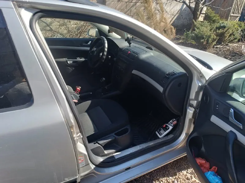 Продам skoda octavia универсал 2007 г. пробег 228106 км, объем 1.6 механика. авто в достойном состоянии, есть недостатки по лакокрасочному покрытию, ошибка эл. руля. по документам вся чистая, с переоформлением на вас. машина в донецке, кировский район. стеклоподъёмники, кондиционер, датчик дождя, бортовой компьютер, подогрев сидений и многое другое. цена 530000 р. торг. по всем вопросам обращаться по номеру т. +79495025356 александр 📞 звоните: +7(949)5025356 - фотография - 8