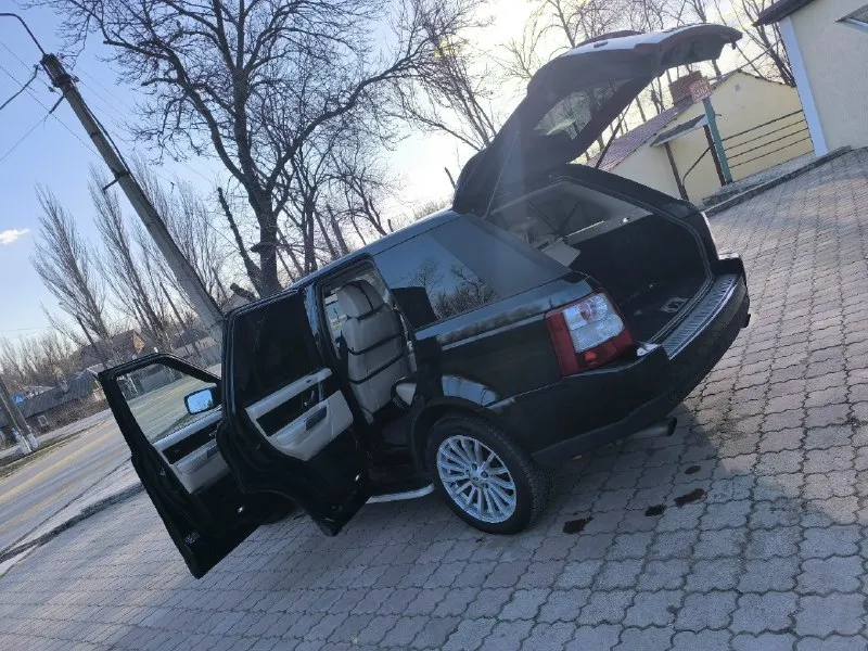 Land rover range rover sport 2009г. в. переходная модель, уже нет устаревшей зелёной подсветки панели приборов и кнопок. мотор и акпп работают чётко. коробка обслужена! по ходовой части вопросов нет, все сайлентблоки поменяны. пневма : баллоны новые, компрессор обслужен, клапана обслужены. установлен дорогой монитор тэсла! установлен качественный головной свет! белый салон, что редкость для этой модели. вид у машины - огонь! белый салон, что редкость для данной модели. подчеркну: по мотору вопросов нет, не дымит, ездит как должен ехать, для тех кто знает это один из надёжных моторов! по документам всё отлично, местный учёт 180, переоформление! машиной останетесь довольны! цена 1 🍋 135т. руб. : +7949 523 21 03 📞 звоните: +7(949)5232103 - фотография - 1