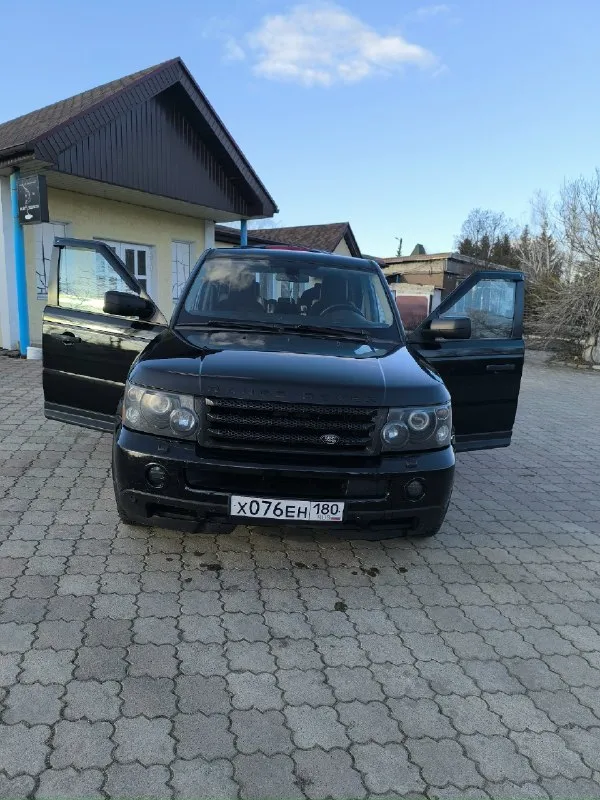Land rover range rover sport 2009г. в. переходная модель, уже нет устаревшей зелёной подсветки панели приборов и кнопок. мотор и акпп работают чётко. коробка обслужена! по ходовой части вопросов нет, все сайлентблоки поменяны. пневма : баллоны новые, компрессор обслужен, клапана обслужены. установлен дорогой монитор тэсла! установлен качественный головной свет! белый салон, что редкость для этой модели. вид у машины - огонь! белый салон, что редкость для данной модели. подчеркну: по мотору вопросов нет, не дымит, ездит как должен ехать, для тех кто знает это один из надёжных моторов! по документам всё отлично, местный учёт 180, переоформление! машиной останетесь довольны! цена 1 🍋 135т. руб. : +7949 523 21 03 📞 звоните: +7(949)5232103 - фотография - 2