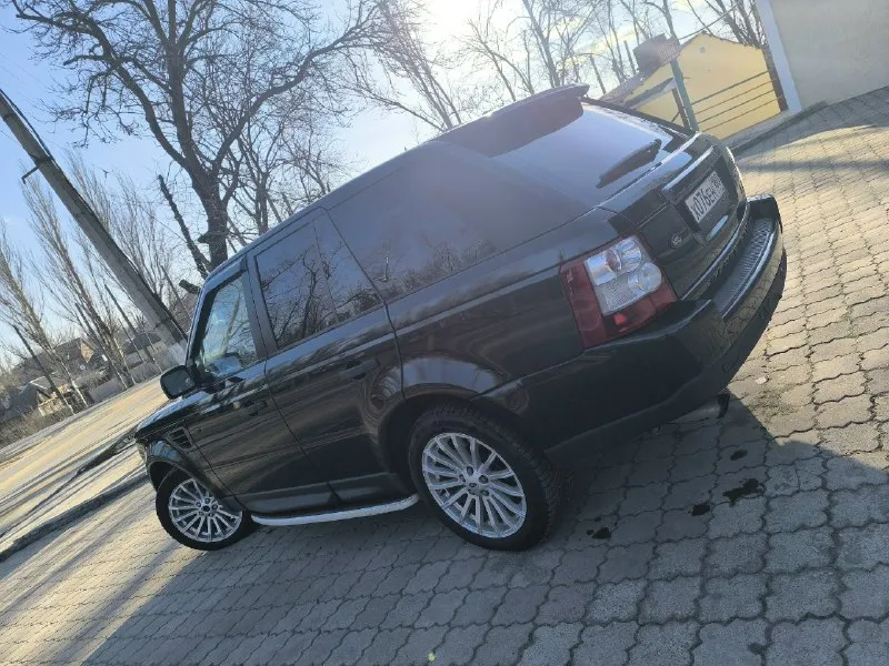 Land rover range rover sport 2009г. в. переходная модель, уже нет устаревшей зелёной подсветки панели приборов и кнопок. мотор и акпп работают чётко. коробка обслужена! по ходовой части вопросов нет, все сайлентблоки поменяны. пневма : баллоны новые, компрессор обслужен, клапана обслужены. установлен дорогой монитор тэсла! установлен качественный головной свет! белый салон, что редкость для этой модели. вид у машины - огонь! белый салон, что редкость для данной модели. подчеркну: по мотору вопросов нет, не дымит, ездит как должен ехать, для тех кто знает это один из надёжных моторов! по документам всё отлично, местный учёт 180, переоформление! машиной останетесь довольны! цена 1 🍋 135т. руб. : +7949 523 21 03 📞 звоните: +7(949)5232103 - фотография - 3