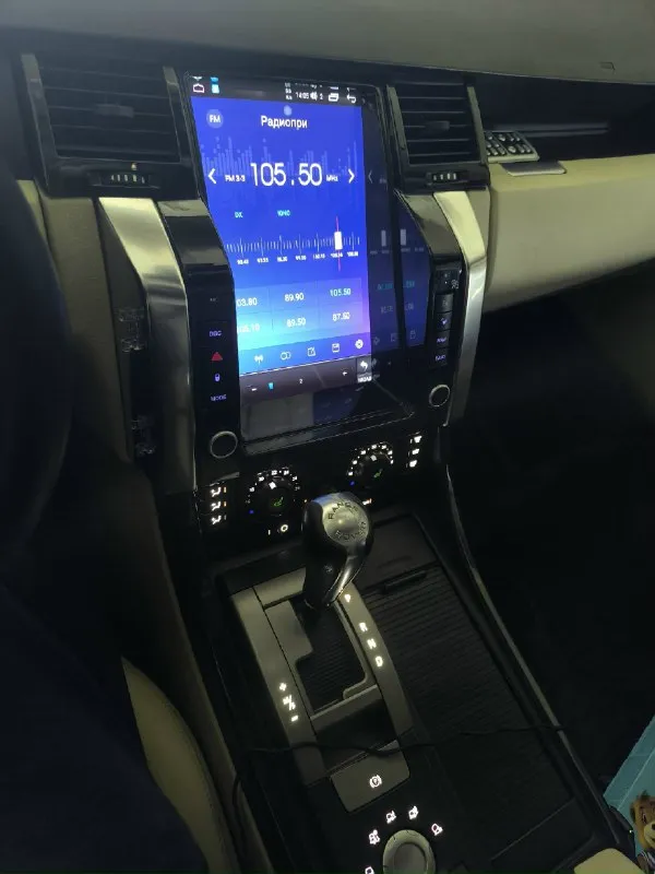 Land rover range rover sport 2009г. в. переходная модель, уже нет устаревшей зелёной подсветки панели приборов и кнопок. мотор и акпп работают чётко. коробка обслужена! по ходовой части вопросов нет, все сайлентблоки поменяны. пневма : баллоны новые, компрессор обслужен, клапана обслужены. установлен дорогой монитор тэсла! установлен качественный головной свет! белый салон, что редкость для этой модели. вид у машины - огонь! белый салон, что редкость для данной модели. подчеркну: по мотору вопросов нет, не дымит, ездит как должен ехать, для тех кто знает это один из надёжных моторов! по документам всё отлично, местный учёт 180, переоформление! машиной останетесь довольны! цена 1 🍋 135т. руб. : +7949 523 21 03 📞 звоните: +7(949)5232103 - фотография - 4