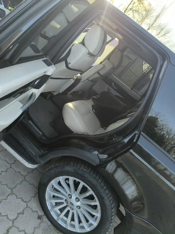 Land rover range rover sport 2009г. в. переходная модель, уже нет устаревшей зелёной подсветки панели приборов и кнопок. мотор и акпп работают чётко. коробка обслужена! по ходовой части вопросов нет, все сайлентблоки поменяны. пневма : баллоны новые, компрессор обслужен, клапана обслужены. установлен дорогой монитор тэсла! установлен качественный головной свет! белый салон, что редкость для этой модели. вид у машины - огонь! белый салон, что редкость для данной модели. подчеркну: по мотору вопросов нет, не дымит, ездит как должен ехать, для тех кто знает это один из надёжных моторов! по документам всё отлично, местный учёт 180, переоформление! машиной останетесь довольны! цена 1 🍋 135т. руб. : +7949 523 21 03 📞 звоните: +7(949)5232103 - фотография - 6
