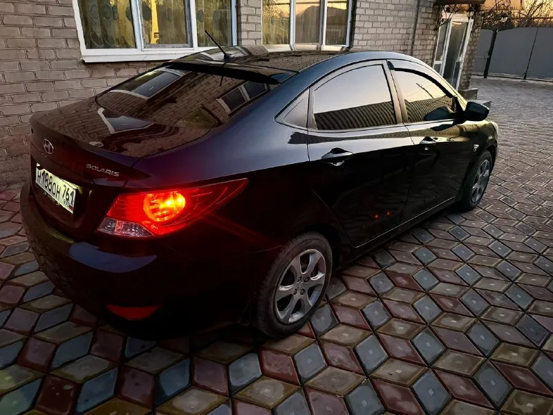 Г. енакиево продам hyundai solaris i 2014 года выпуска мотор 1.6 123 л. с. мкпп родной пробег 214000 км шикарная комплектация: - 4 стеклоподъемника - кондиционер - магнитола с carplay и android auto - мульти руль - камера заднего вида - видео регистратор - полный led свет с линзами автомобиль по технике на отлично, едет очень бодро. недавно заменена цепь грм, масло и фильтра, обслуживалась каждые 6-7 тысяч. кузов в хорошем состоянии как на фото, ходовая на твердую 4. в такси и прочих организациях никогда не была! документы кристально чистые, без запретов/залогов, полное переоформление, на руках всё имеется: птс, стс, дкп, сервисные книжки, 2 ключа. цена: 870000р связь: +79494678804 телеграмм, вотсап на этом номере 📞 звоните: +7(949)4678804 - фотография - 3